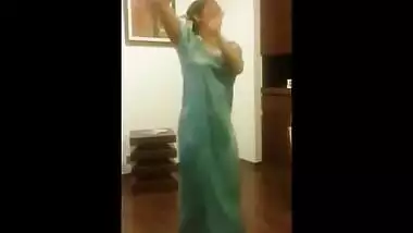 bhabhi in nighty shaking ass