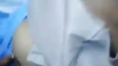 अफ्रीकन कॉलेज गर्ल ने यूनिफार्म खोलकर दबाए बूब्स फिर डिल्डो से किया हस्तमैथुन