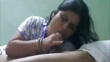 Desi Aunty Giving A Nice Blowjob