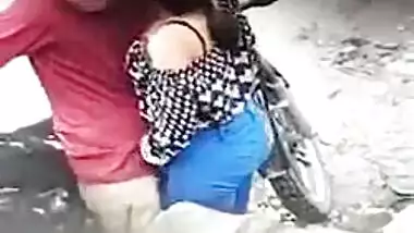 Super horny noida gf grinding and stand fucking in a bike