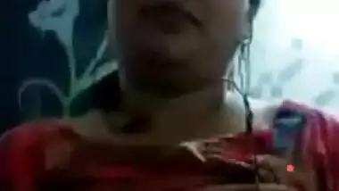 Married Bhabhi showing boobs to BF on video call