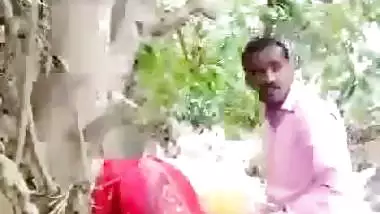 Couple fucks like monkeys in an Indian outdoor sex