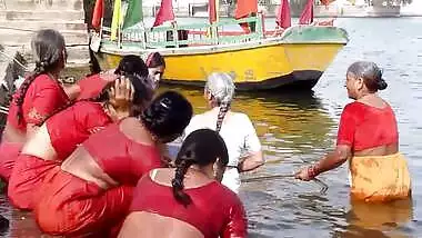 Tamil old aunties bathing gonga openly. HUGE...