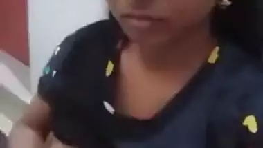 Sexy Indian Girl Shows Her Boobs