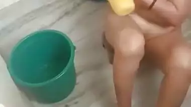 Indian Aunty Bathing Clip