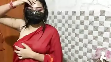 romeo and juliet Showing Boobs through Wet Saree on StripChat Live