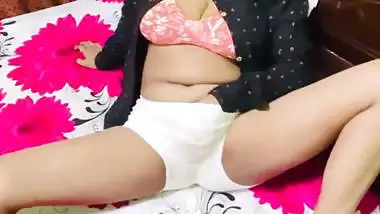 Indian hot bhabhi ne chut me fingering krke Pani nikala (Hindi audio)