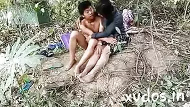 चुदाई के बाद लड़की ने नंगे बॉयफ्रेंड को बाहों में लिया