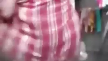 दीवार के छेद में से पड़ोसी लड़की को नहाने के बाद कपड़े पहनते देखा