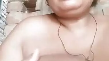 desi aunty showing big boobs