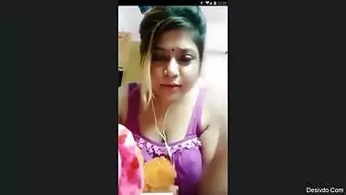 Bhabhi live cleveage show