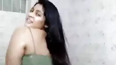 Indian desi sex MMS of a big girl showing her wet nude body