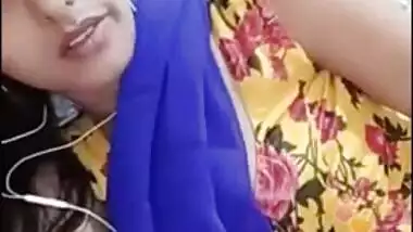 Cutipie bhabi new saree blouse live on her bed, deep navel