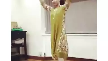 UK Pakistani Uni Girl Dance Non Nude...