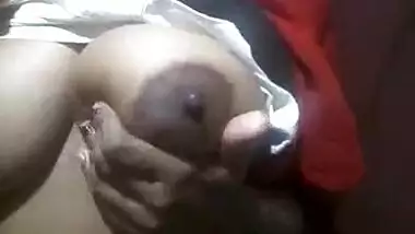 देसी औरत की बड़ी दूधवाली चुन्ची