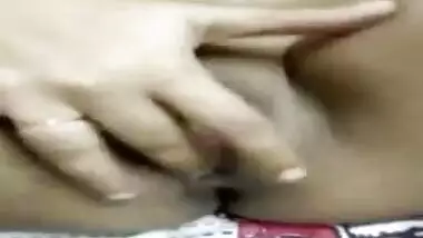 DESI GIRL FINGERING HER PUSSY HARD MOANING