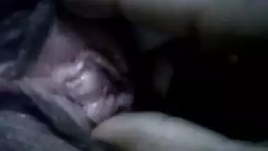 इंडियन लवर्स ने किया झोपड़ी में फिंगर फकिंग रोमांस