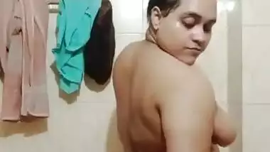 Chubby Indian lady making nude bath video