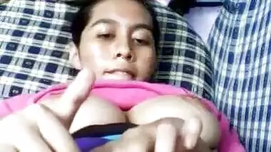 चूत का दाना गोल गोल मसलकर हस्तमैथुन करती नेपाली लड़की