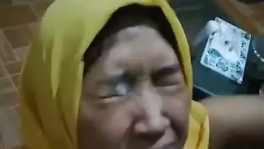 Hijabi slut takes client’s cum on her face in Bangladeshi xxx