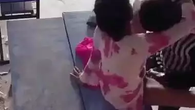 कॉलेज गर्ल कि चुदाई क्लासरूम के अंदर