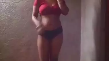 Desi52 aunty stripping her green-red saree and exposing her awesome figure!