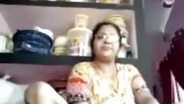 Desi mature aunty in saree live dirty pussy XXX show video