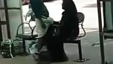 SATIN SILK MUSLIM AUNTY HANDJOB IN PUBLIC