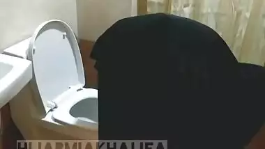 How Muslim girl pissing? Caught piss in toilet.