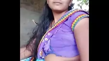 Hot village housewife bhabhi sanjana desai hot navel show.