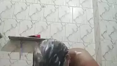 Awesome desi bhabhi Nude bathing selfie video