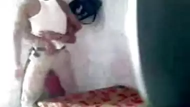 पडोसी की गुजराती बीवी के साथ गुलछर्रे उडाता ठरकी आदमी