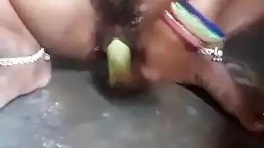 Desi village bhabi fing with huge toy