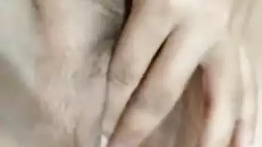 दो उंगलियों से खुद की चूत चोदती लड़की