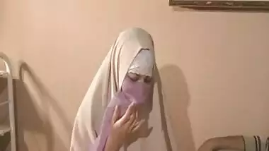 Hijabi Muslimah sucks sperm out of Huge 10 inch Western Cock