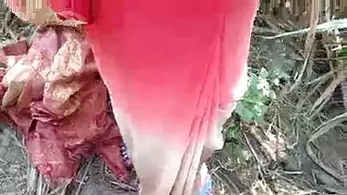 देशी भाभी को जंगल के रास्ते में लपका कर चोदा