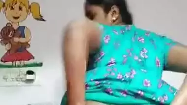 Desi hot girl Busty showing