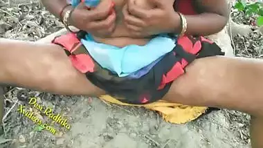 जंगल में देहाती लेडी की साडी निकाल के चोदा