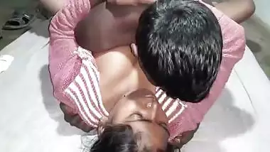 तेलुगु भाभी की काली चूत चुदाई पड़ोसी करता है