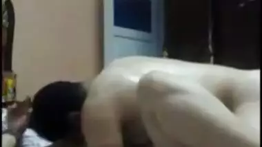 बीमा पालिसी बेचने के लिए चुदवाया इंडियन आंटी ने