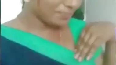 aunty showing clevge to lover