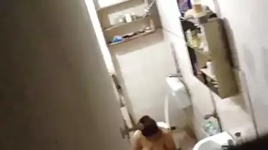 Desi indian bathing on hidden cam