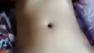 पति का लंड बड़े प्यार से अपने नंगे सीने से लगाती बीवी