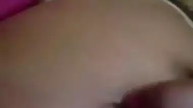 गरीब देहाती औरत ने रात के समय चूत में की उंगली