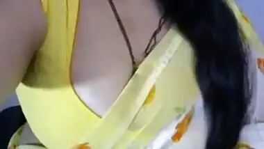 Bhabhi seduces her dewar in yellow attire