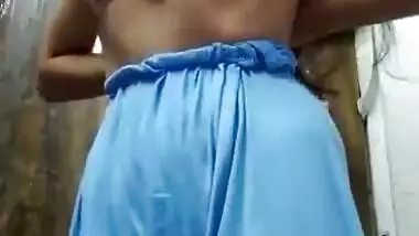 Sexy Desi Girl Showing Boobs