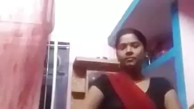 Desi Village Bhabhi Lifting Saree Pussy Show