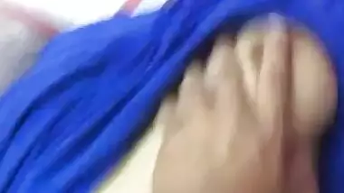 गर्लफ्रेंड की मोटी चिकनी चूत चोदने का मजा साथ में चुचों को दबाकर आया