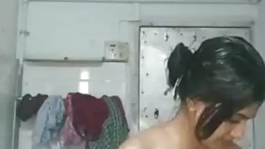 Indian chick in a XXX birthday suit doesn't hurry to finish sex bathing