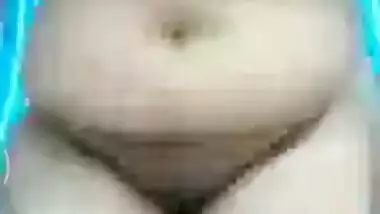 Desi MILF invites viewers to watch her XXX parts during sex posing